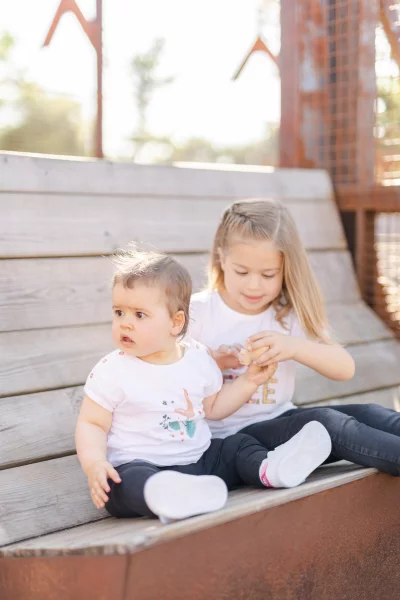 bonheur enfant sourire marron gris